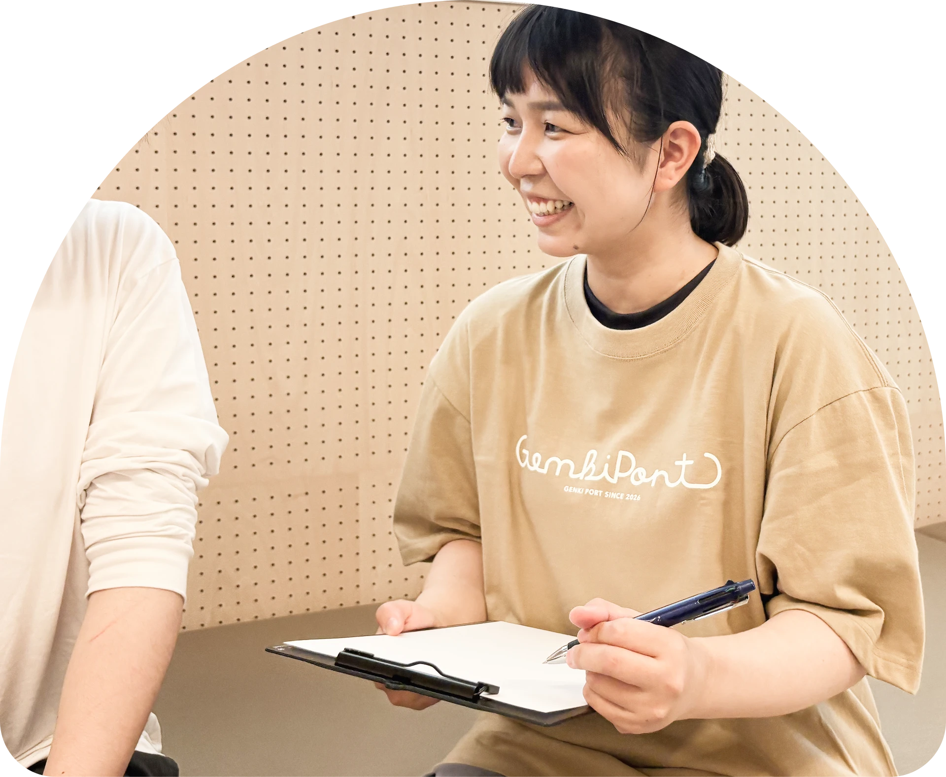 厨房で調理に取り組む利用者とスタッフ