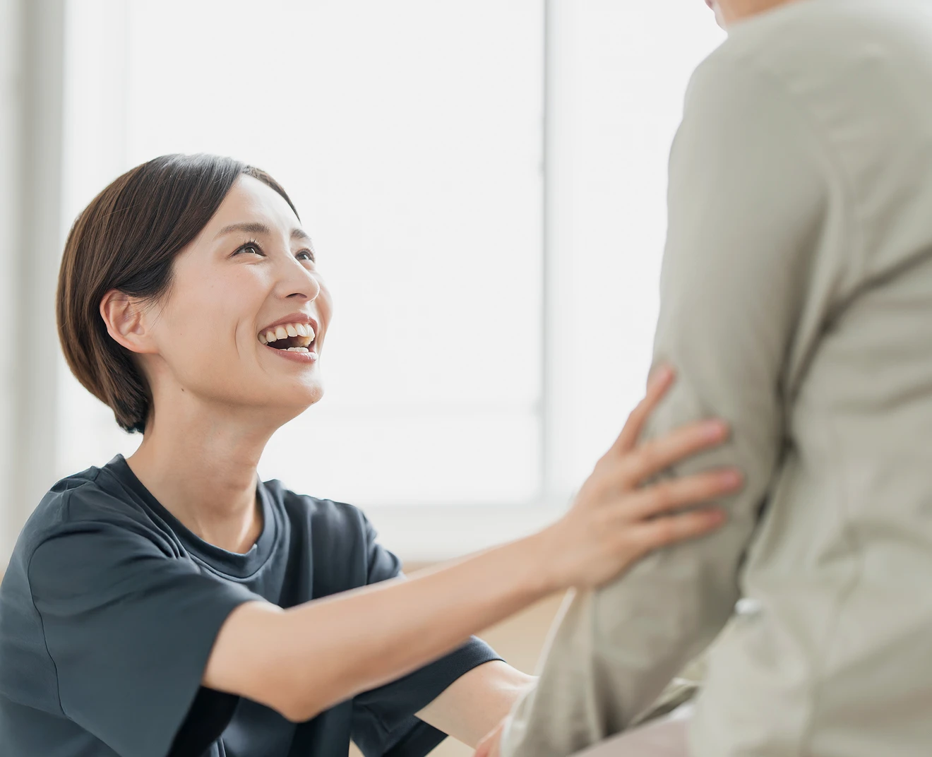 車いすの利用者と談笑する職員